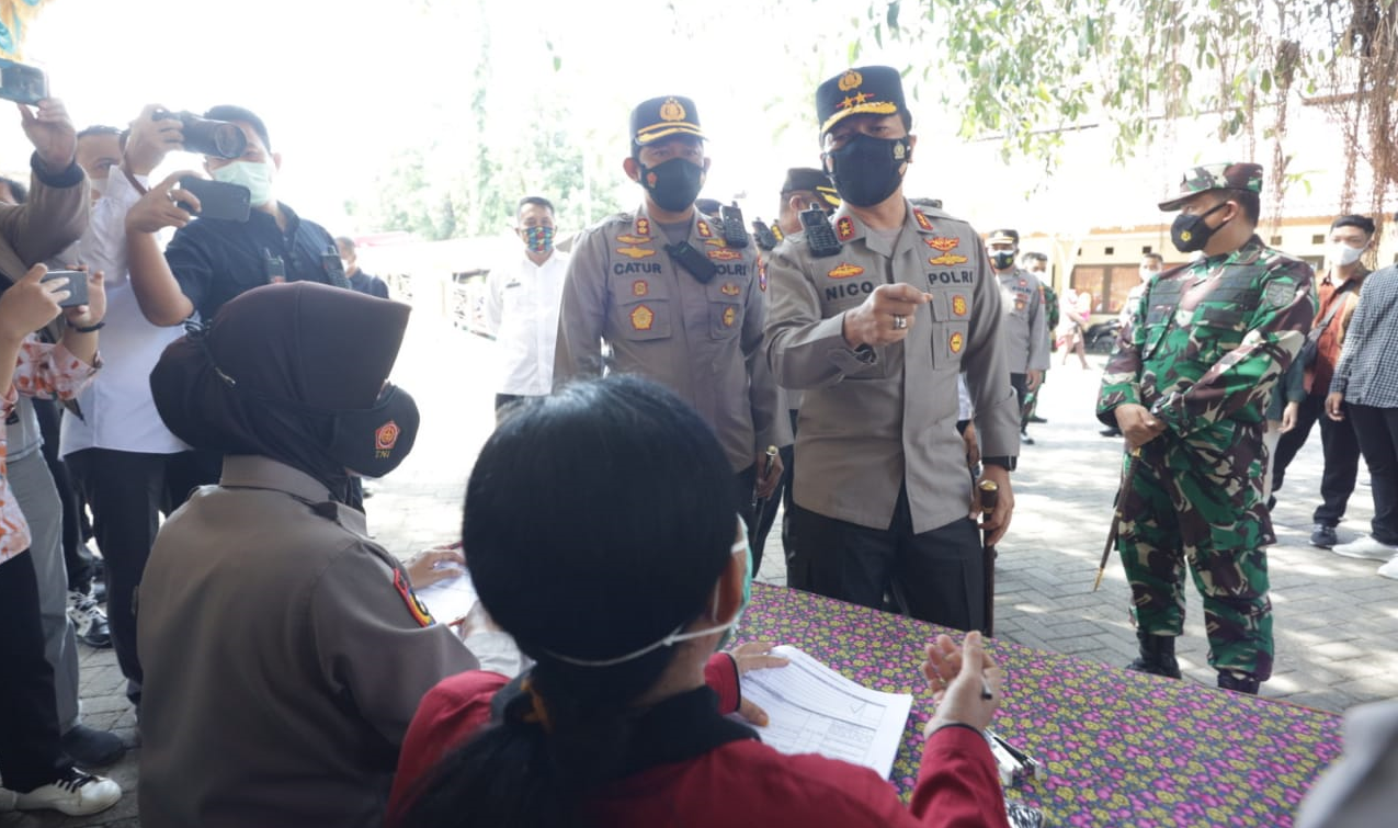 Kapolda Jatim Lakukan Pengecekan Vaksinasi di Gedung Sasana Praja Ponorogo