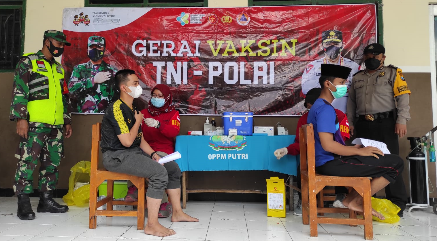 TNI – Polri Kawal Vaksinasi di Ponpes Modern Darul Hikmah Kecamatan Kedungwaru Tulungagung