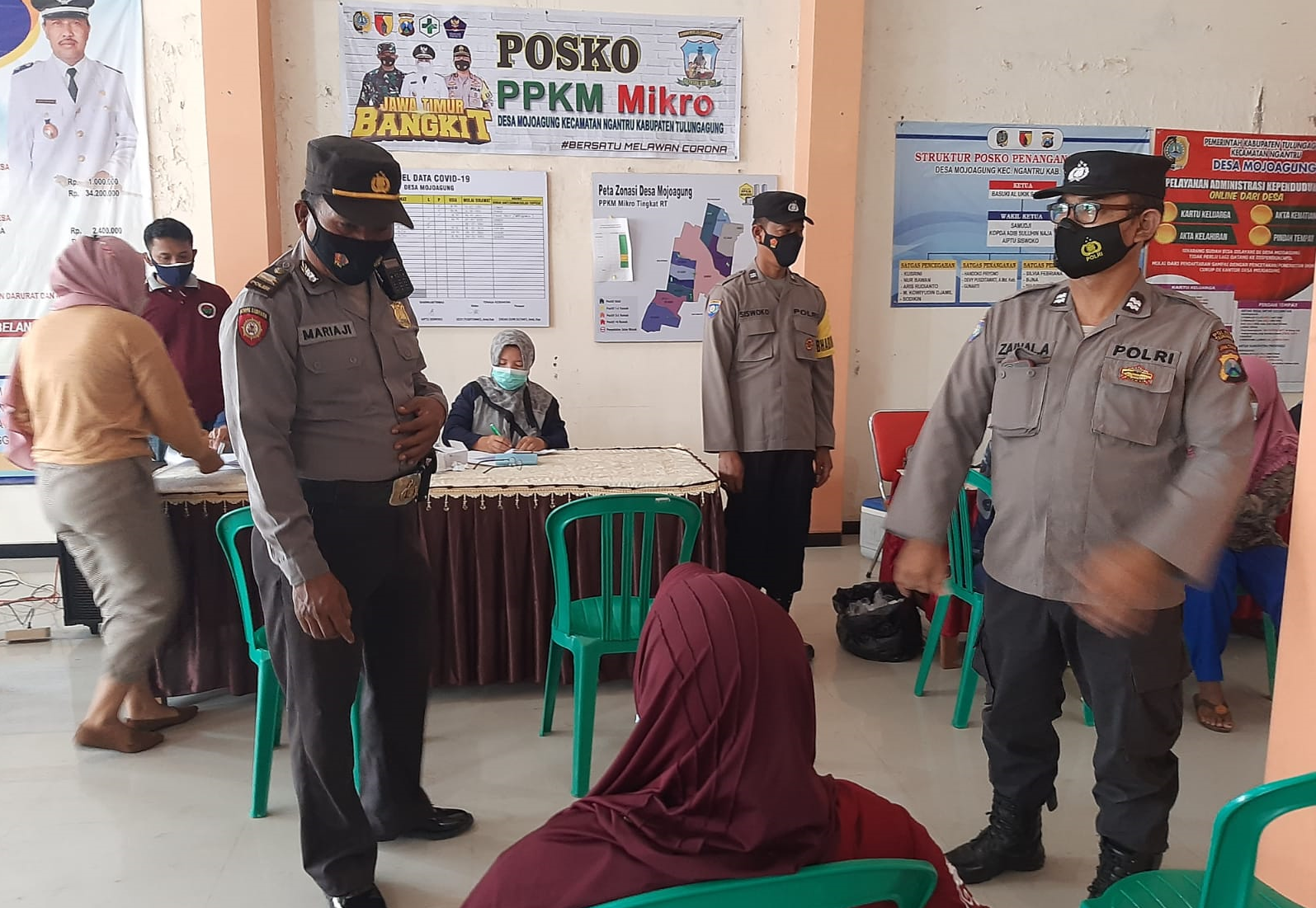 Personil Polsek Ngantru dan Koramil 0807/04 Tulungagung Kawal Vaksinasi Lansia