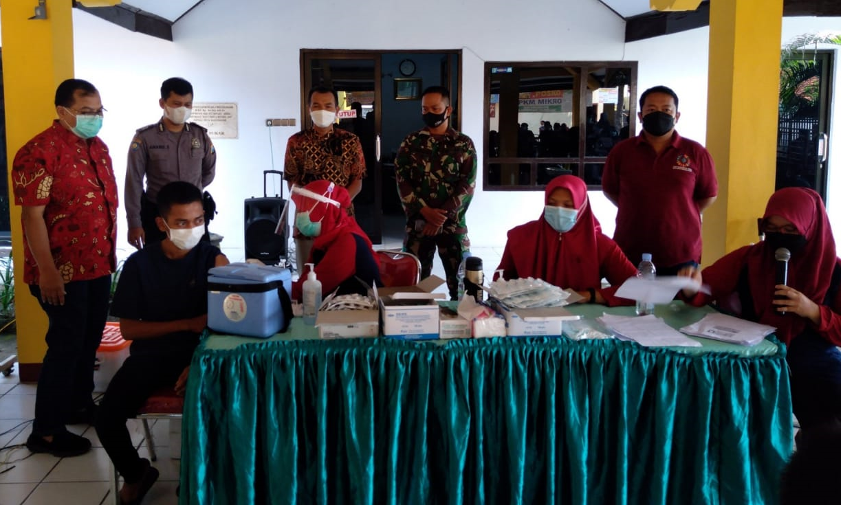 TNI-Polri Kawal Vaksinasi Lansia di Balai Desa Karanganom Kauman Tulungagung