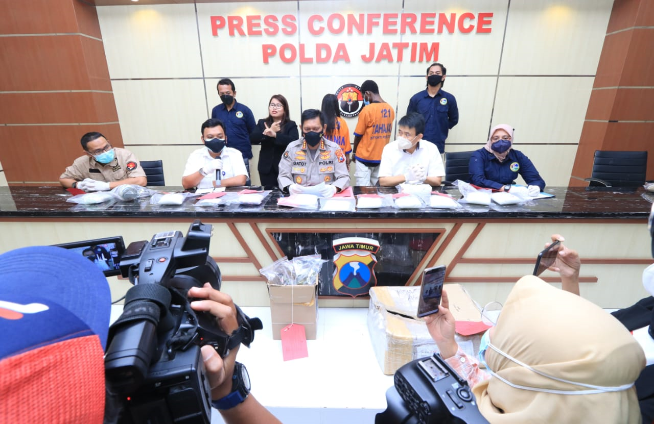 Pasangan Kekasih, Pengedar Sabu Jaringan Malaysia Diringkus Polda Jatim