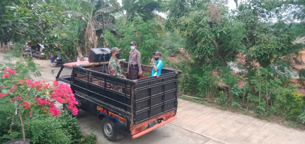Keliling Menggunakan Pengeras Suara, Bhabinkamtibmas Polsek Sendang dan Babinsa Desa Picisan Ajak Ma