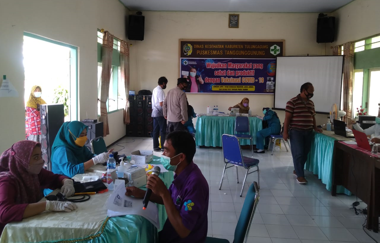Polsek Campurdarat Polres Tulungagung Kawal Vaksinasi Lansia dan Masyarakat Umum 