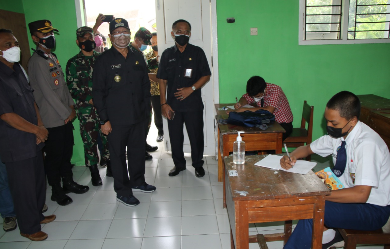 Waka Polres Tulungagung Dampingi Bupati Tinjau PTM dan Swab Antigen di Beberapa Sekolah