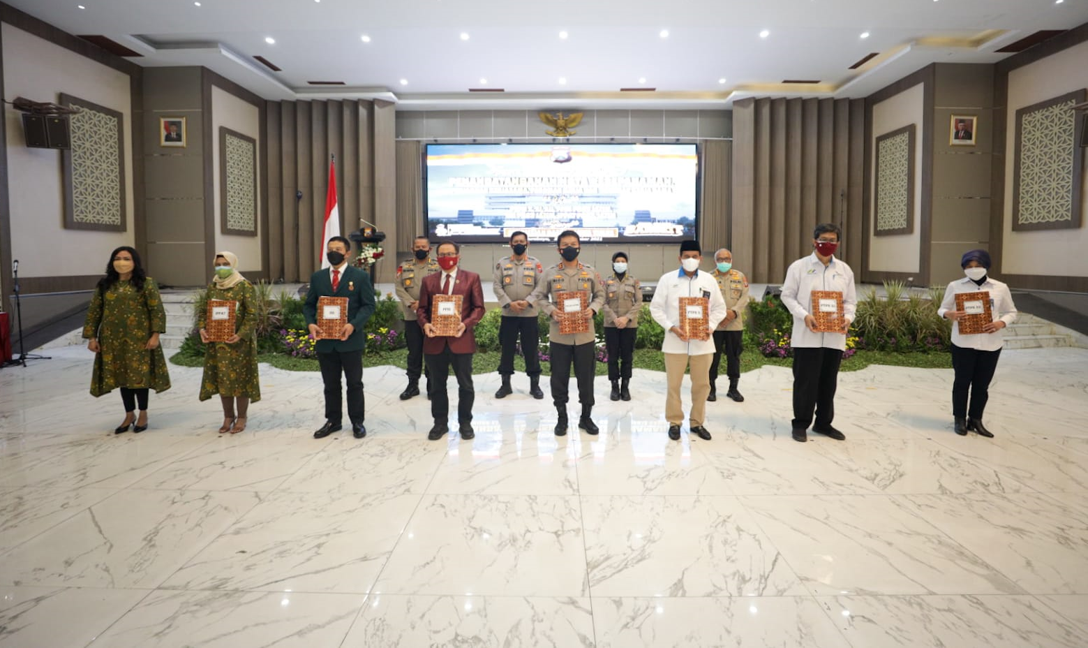 Tingkatkan Layanan Prima Pada Masyarakat, Polda Jatim Tandatangani MoU dengan Instansi dan Lembaga