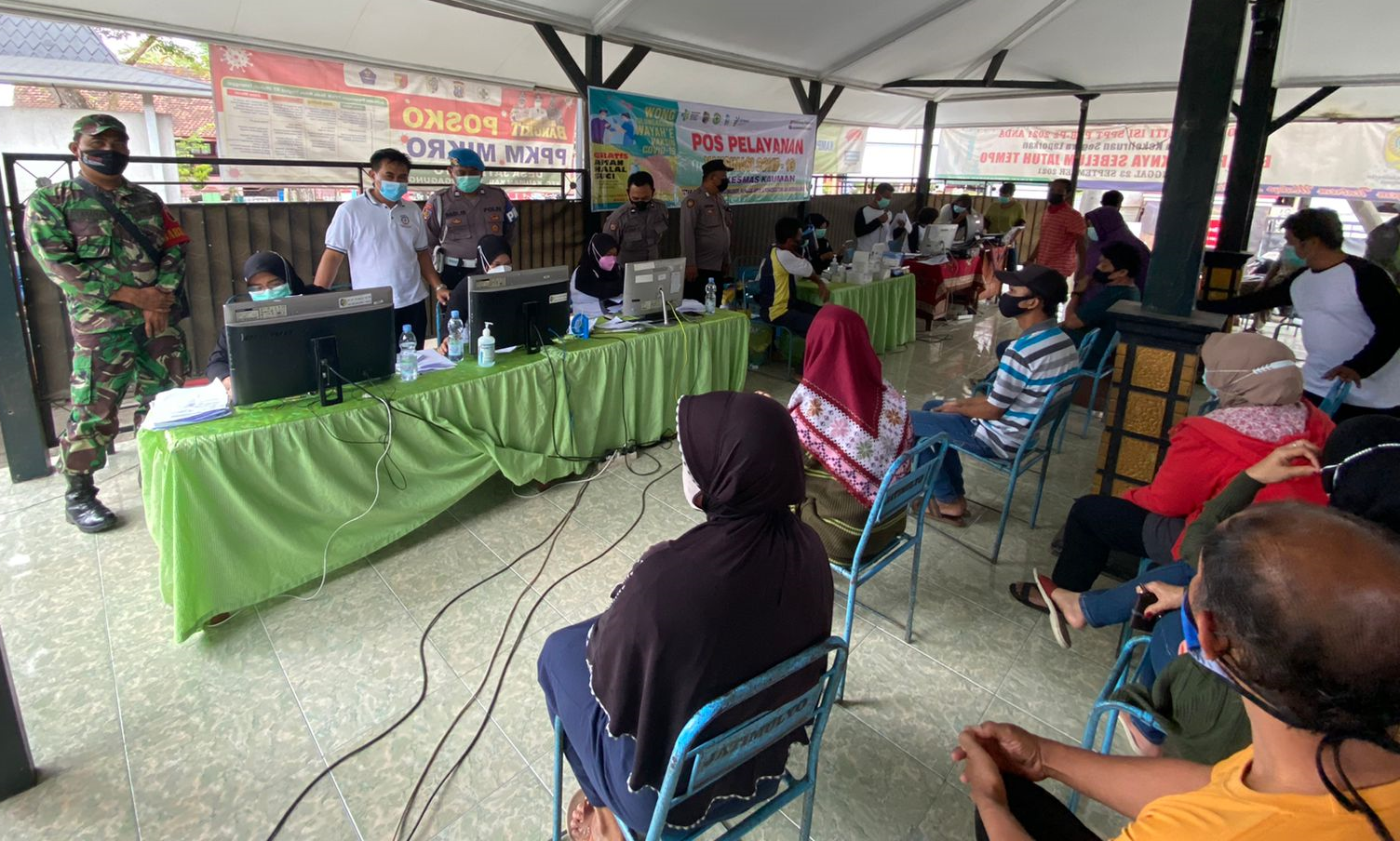 TNI-Polri Kawal Vaksinasi Lansia dan Pra Lansia di Balai Desa Jatimulyo Kauman Tulungagung