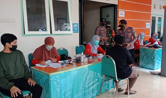 Polsek Pakel Polres Tulungagung Kawal Vaksinasi Lansia dan Masyarakat Umum 