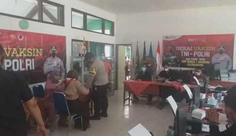 Polsek Bandung Polres Tulungagung Kawal Pelaksanaan Vaksinasi Pelajar Tingkat SMP 