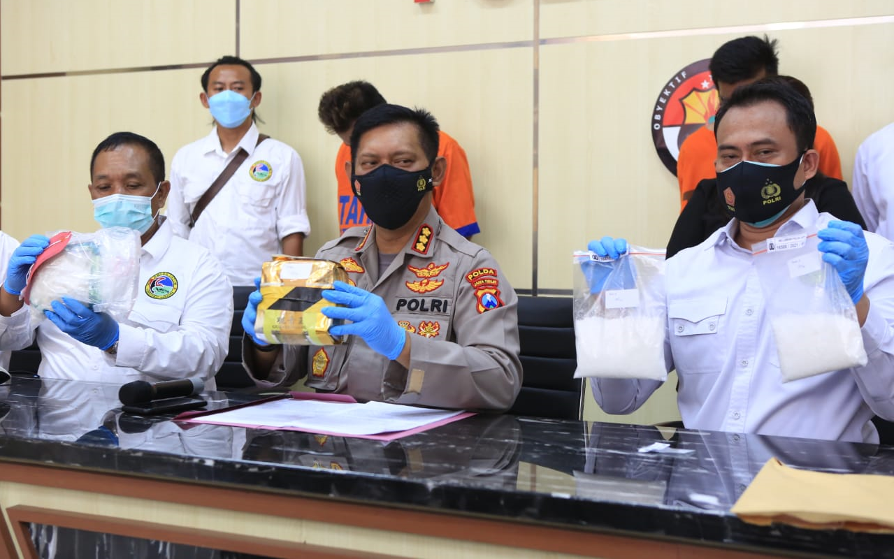 Ditresnarkoba Polda Jatim Tangkap 2 Pengedar Narkoba Antar Provinsi