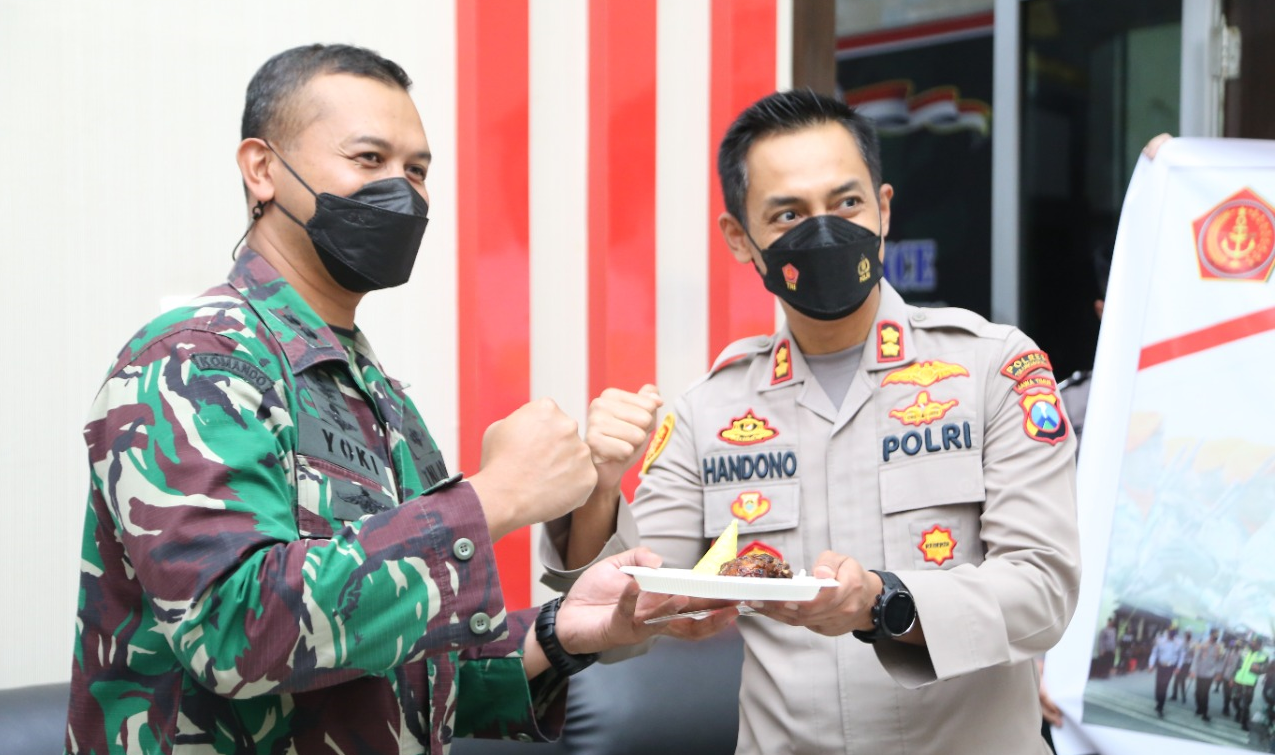 HUT TNI ke-76, Kapolres Tulungagung Beri Kejutan Dandim 0807