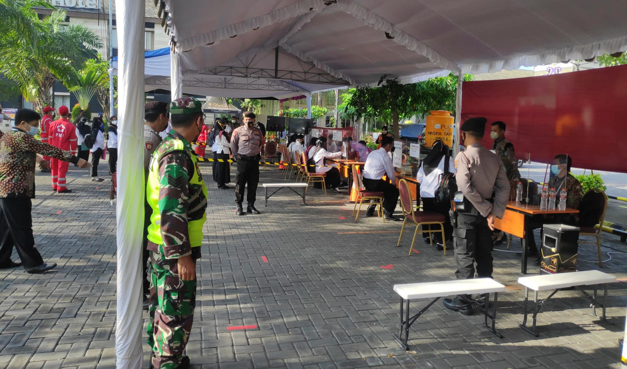 Personil Gabungan Melaksanakan Pengamanan Seleksi CASN 2021 di Hotel Crown Tulungagung