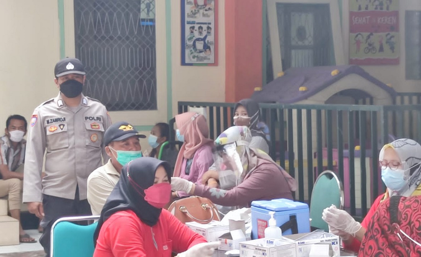 Polsek Ngantru Polres Tulungagung Bersama Koramil 0807/04  Kawal Vasinasi di Dua Tempat 