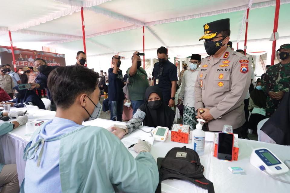Kapolda Jatim Tinjau Vaksinasi Presisi di Ponpes Mambaul Ma\'arif, Denanyar, Jombang