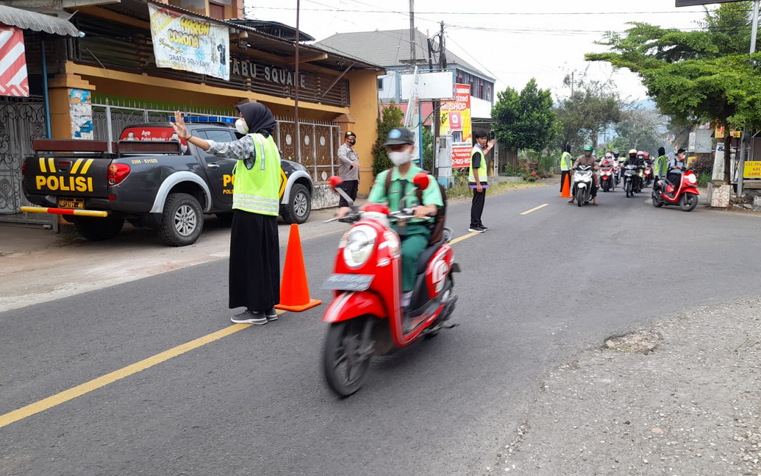 Untuk Memberikan Pelayanan Kepada Masyarakat, Personil Polsek Bandung Tulungagung Gelar Pos Pagi 