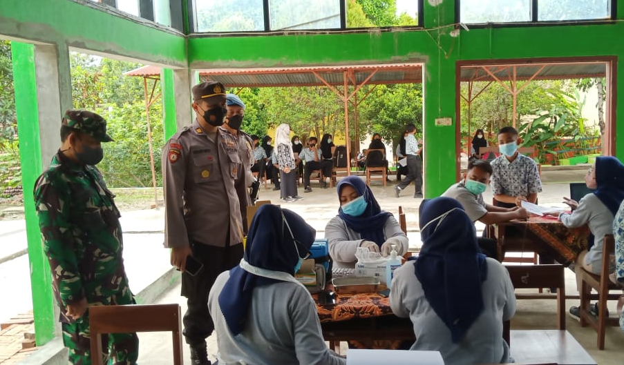 Polsek Karangrejo Kawal Vaksinasi di Ponpes Miftahul Ulum dan SMPN II Karangrejo Tulungagung