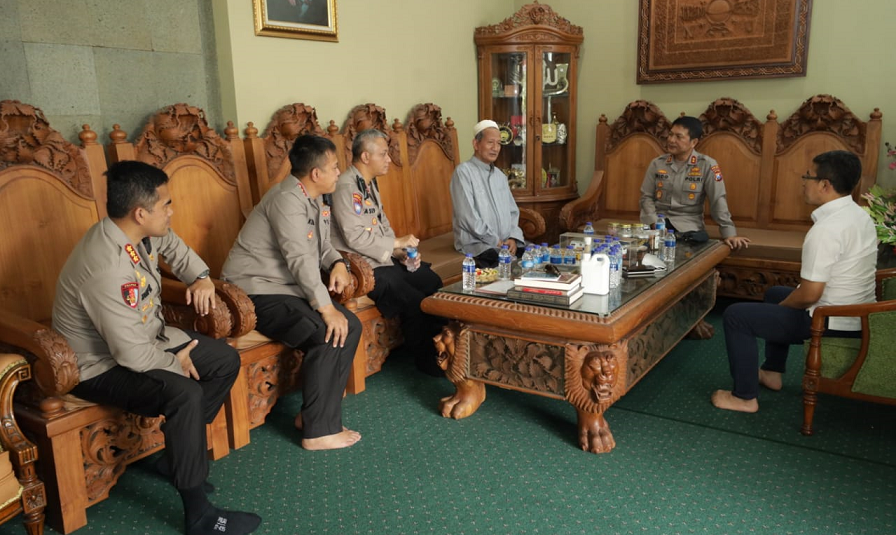 Jaga Sinergitas, Kapolda Jatim Sowan ke Gus Ali pimpinan Ponpes Bumi Sholawat