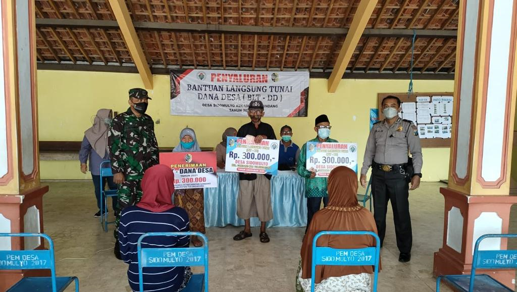 Babinsa dan Bhabinkamtibmas Gondang Tulungagung Kawal Penyaluran BLT-DD