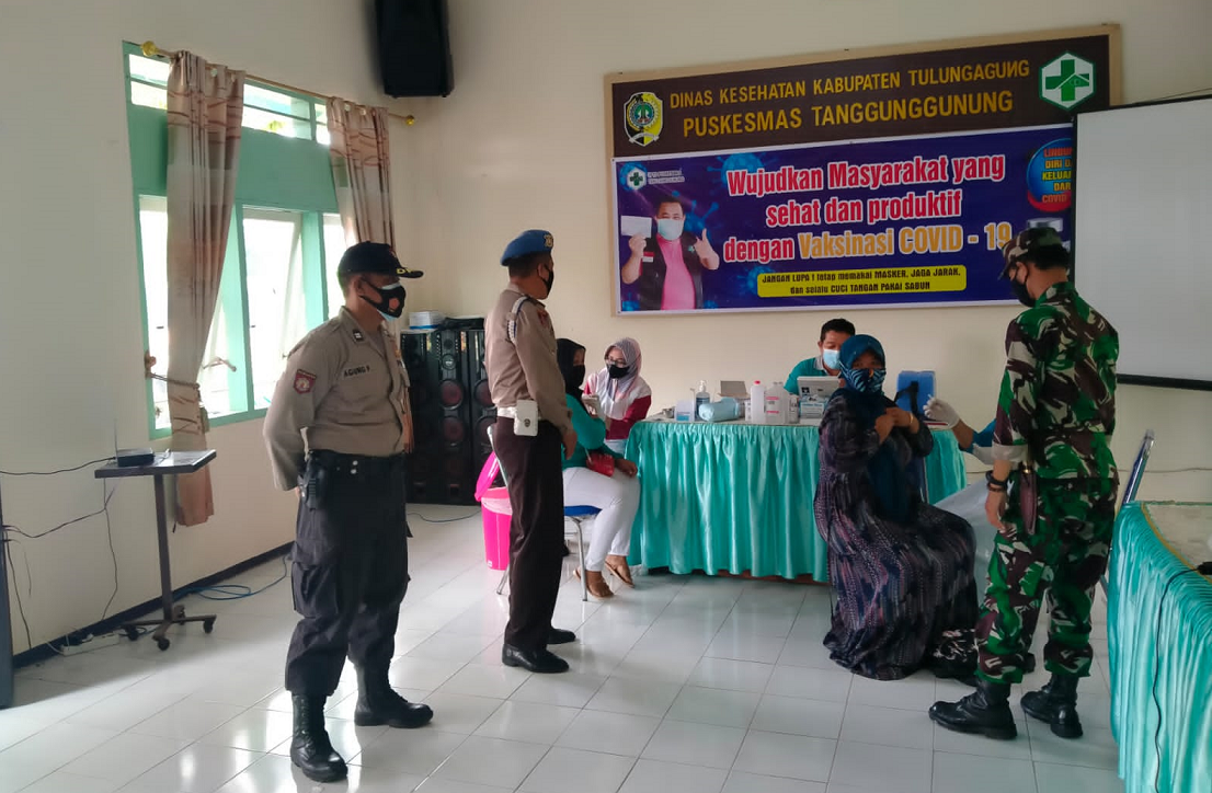TNI-Polri Kawal Vaksinasi Lansia dan Masyarakat Umum di PKM Tanggunggunung