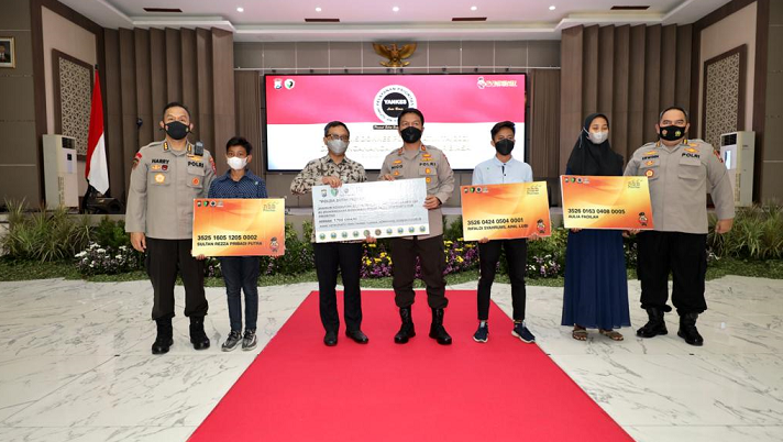 Launching Yankes Luar biasa, Polda Jatim Beri Jaminan Kesehatan Anak Yatim Piatu Korban Covid-19