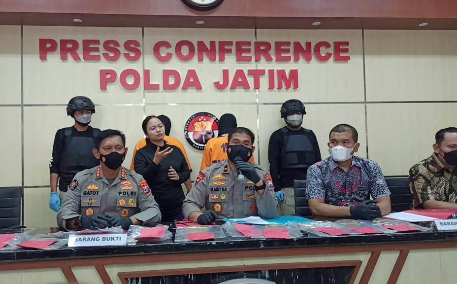 Ditreskrimum Polda Jatim Ringkus 2 Tersangka Penggelapan Emas 7 Kilogram Senilai 6 Milyar