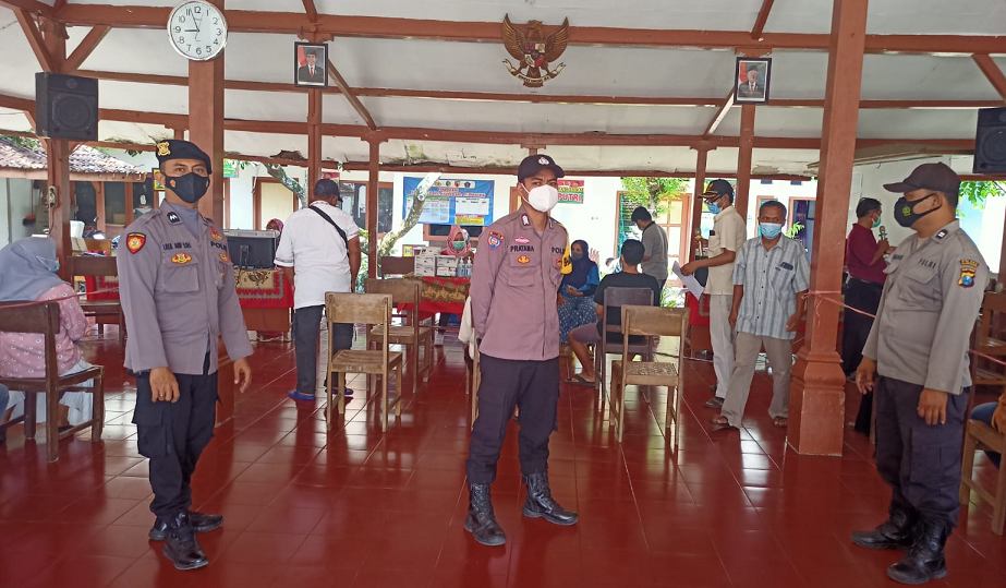 Polsek Kalangbret Kawal Vaksinasi Lansia dan Warga Umum di Desa Balerejo Kauman Tulungagung
