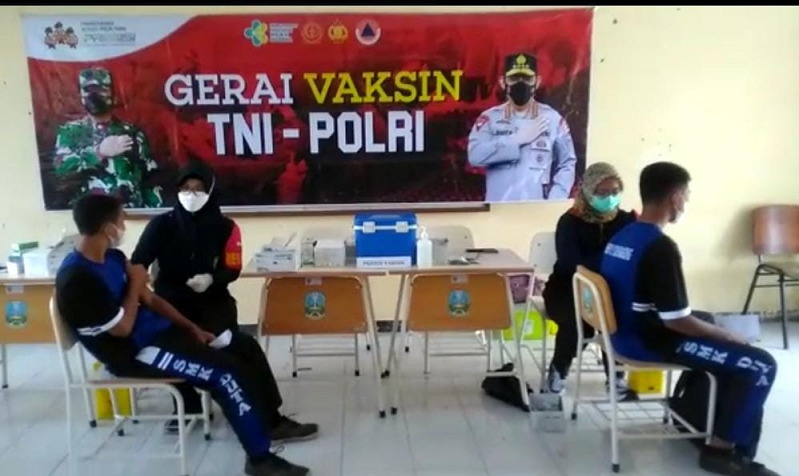 Gerai Vaksin TNI Polri Menggelar Vaksinasi Pelajar di SMK Negeri 2 Tulungagung