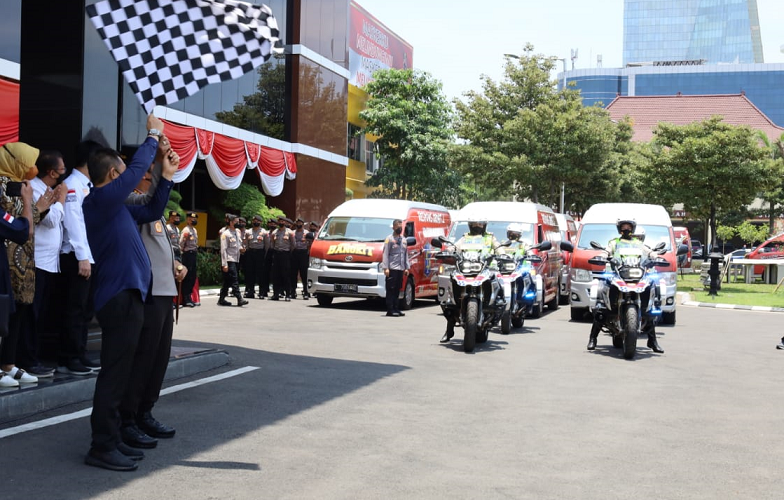 Kunker Reses Komisi III DPR RI di Mapolda Jatim, Lepas 77 Mobil Vaksinasi dan Berikan 2 Ribu Paket S