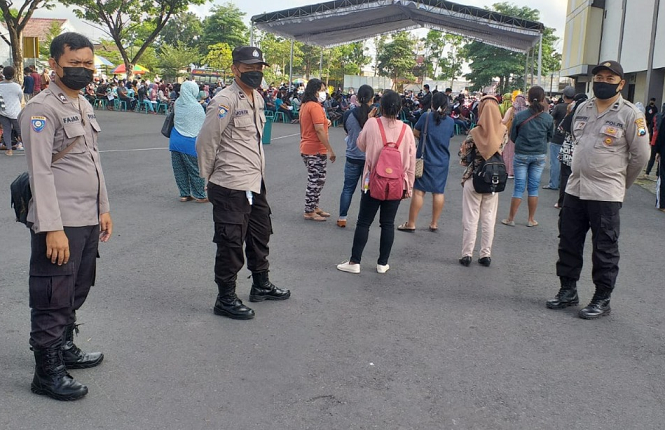 Polres Tulungagung Kawal Vaksinasi Merdeka Dosis 2 Di Gor Lembu Peteng Tulungagung