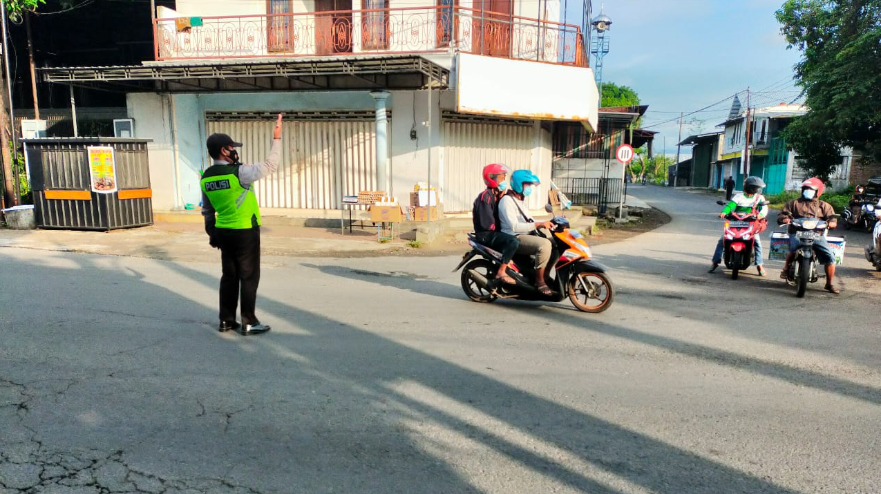 Personil Polsek Karangrejo Pos Pagi Untuk Memberikan Pelayanan Kepada Masyarakat Tulungagung