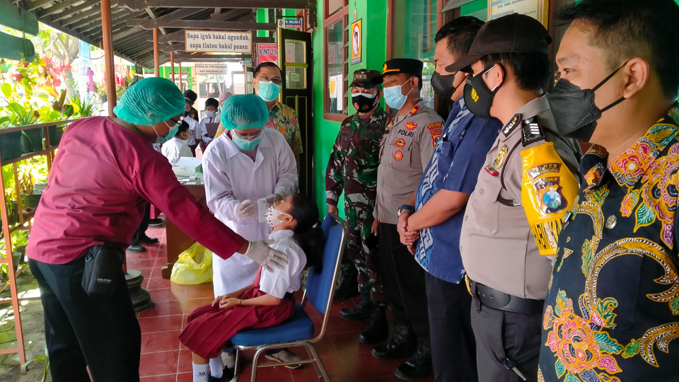 Polsek Kalangbret Kawal Swab Antigen Siswa dan Guru SD Kauman Tulungagung