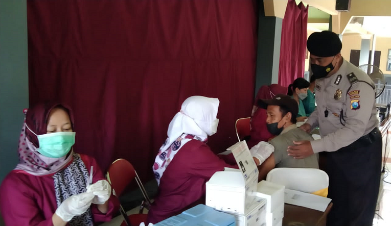 Polsek Gondang Tulungagung, Kawal Vaksinasi Lansia di Balai Desa Bendungan