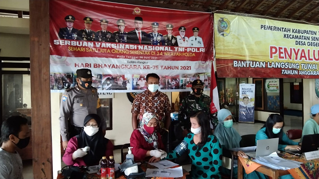 Babinsa dan Bhabinkamtibmas Polsek Sendang Kawal Vaksinasi Lansia di Balai Desa Geger Tulungagung