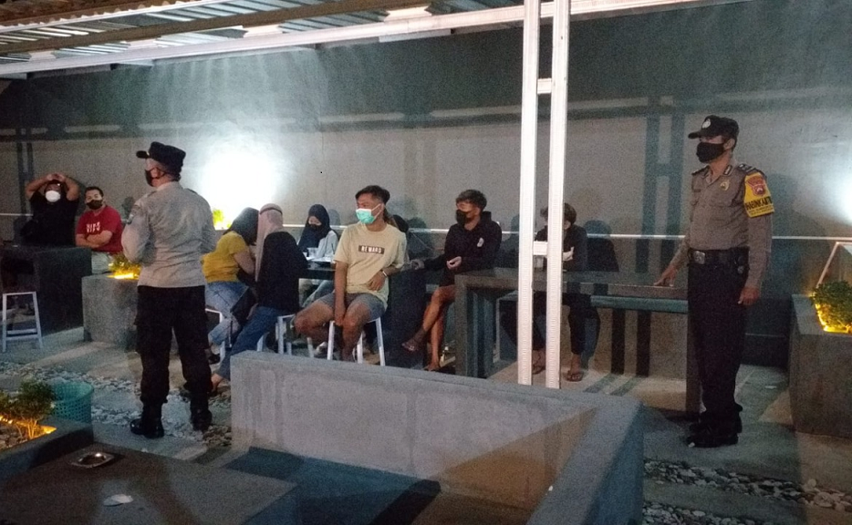 Tingkatkan KRYD dan Pendisiplinan Prokes, Polsek Ngunut Tulungagung Gelar Patroli Malam
