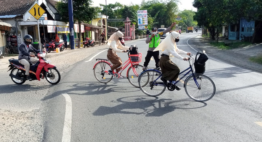 Personil Polsek Gondang Pos Pagi Untuk Memberikan Pelayanan Kepada Masyarakat Tulungagung