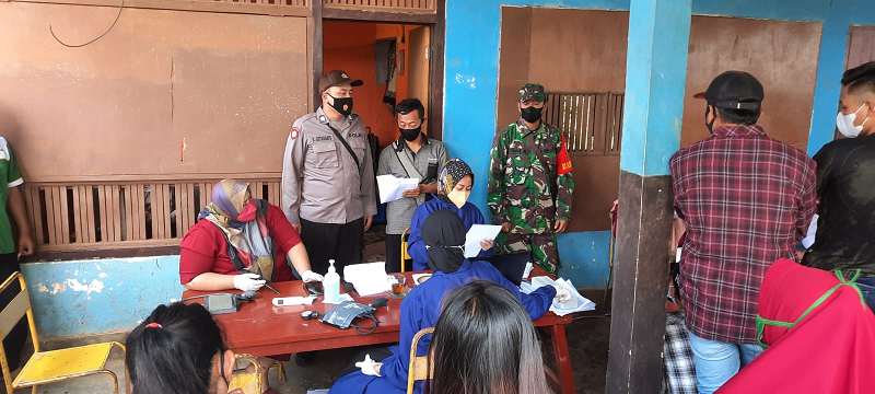 Pastikan Vaksinasi Lancar, TNI - Polri Kawal Vaksinasi di Desa Nyawangan Sendang Tulungagung