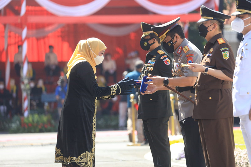 Kapolda Jatim dapat Penghargaan Lencana Jer Basuki Mawa Beya
