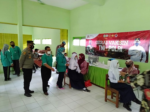 Percepat Vaksinasi, Polres Tulungagung Menggelar Vaksinasi Ratusan Pelajar di SMP 1 Campurdarat