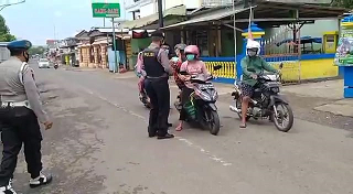 Upaya Terus Menekan Penyebaran Covid-19 Di Kabupaten Tulungagung, Polsek Kalidawir Bagi-Bagi Masker
