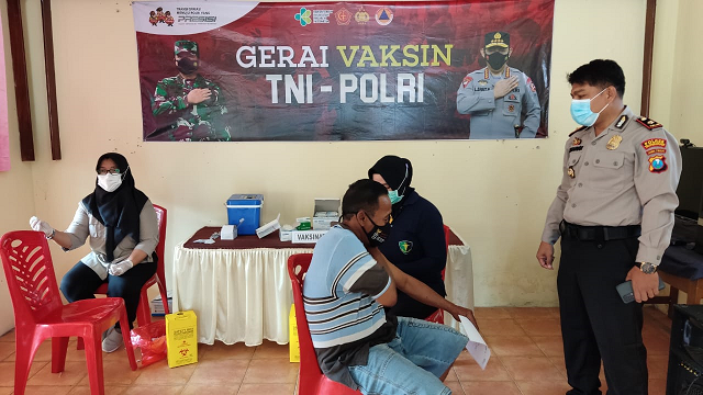 Gerai Vaksin TNI POLRI di Mapolsek Ngunut Tulungagung Diserbu Ratusan Warga