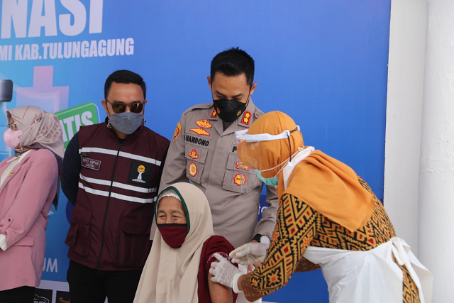 Kapolres Tulungagung Bersama Forkopimda Tinjau Vaksinasi  Massal HIPMI di PR Margantara Jaya