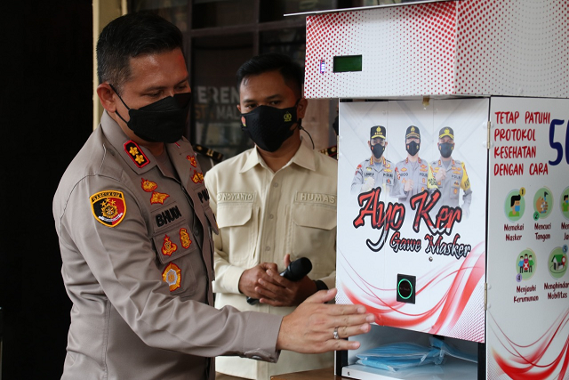 Pertama di Indonesia, Polresta Malang Kota Luncurkan Dispenser Masker
