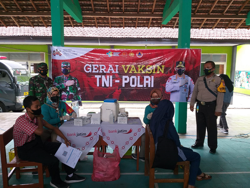 Beri Rasa Aman, Vaksinasi Pelajar di SMPN 3 Tulungagung Dikawal Babinsa dan Bhabinkamtibmas