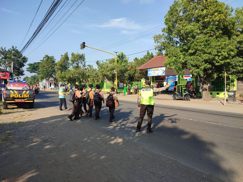 Dukung PTMT di SMPN 1, Ini Yang Dilakukan Polsek Karengrejo Polres Tulungagung