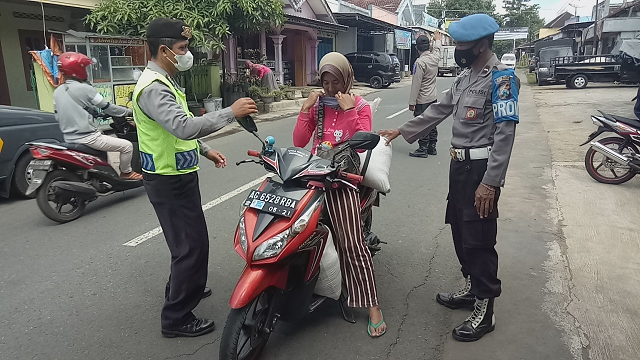 Guna Menekan Penyebaran Covid-19 Di Kabupaten Tulungagung, Polsek Sendang Ajak Warga Disiplin Pakai 