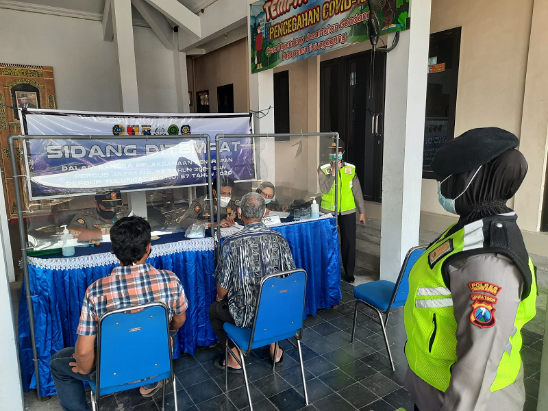 Ops Yustisi di Balai Desa Ngrendeng, Satgas Covid 19 Kabupaten Tulungagung Jaring Lima Pelanggar Pro