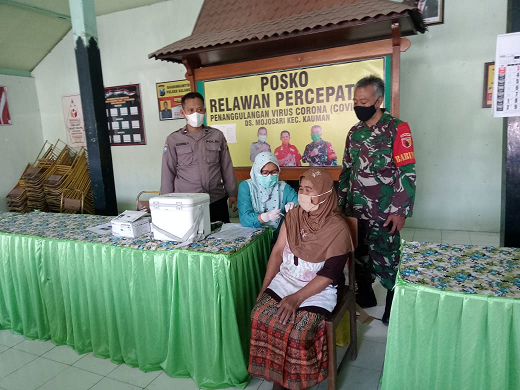 Vaksinasi Lansia di Kalangbret Tulungagung, Selain Mendapat Bonus Telur juga Dikawal Ketat TNI Polri