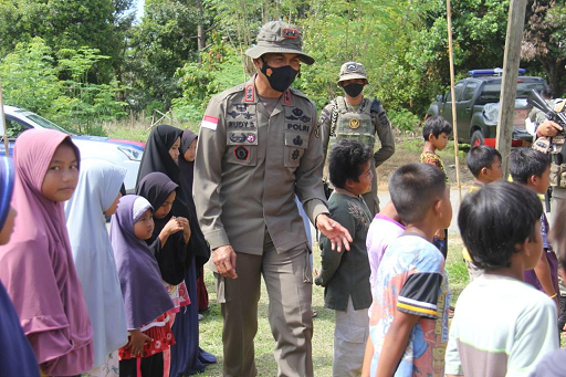 Kunjungi Pos Sekat Tamanjeka, Kapolda Sulteng Disambut Anak-anak