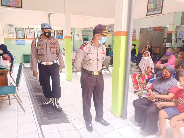 Kapolsek Tulungagung  Pantau Pelaksanaan Vaksinasi Lansia di Puskesmas Kota 