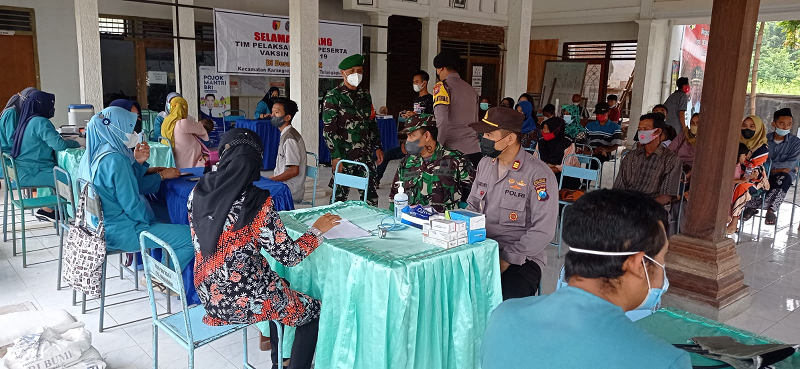 Kapolsek Bersama Danramil Pantau Vaksinasi Lansia di Wilayah Kecamatan Karangrejo Tulungagung