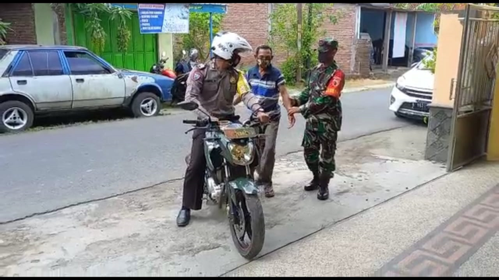 Optimalkan Vaksinasi, Bhabinkamtibmas dan Babinsa Boyolangu Tulungagung  Bersinergi Jemput Warganya 